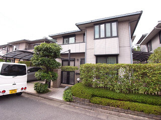 駐車場を拡大し、明るい門まわりに変身しました