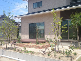 ウッドデッキの横に家庭菜園　新潟