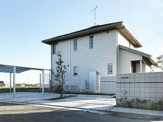 横のラインをデザインに取り入れ広さを引き立たせた庭