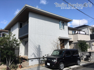 見上げると楽しい建物とおそろいの木調色でアクセント