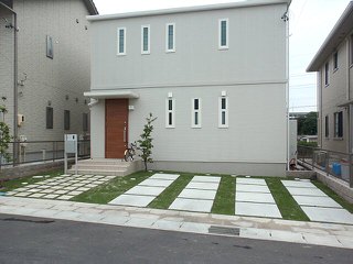 芝生の生えるシンプルな車庫周り